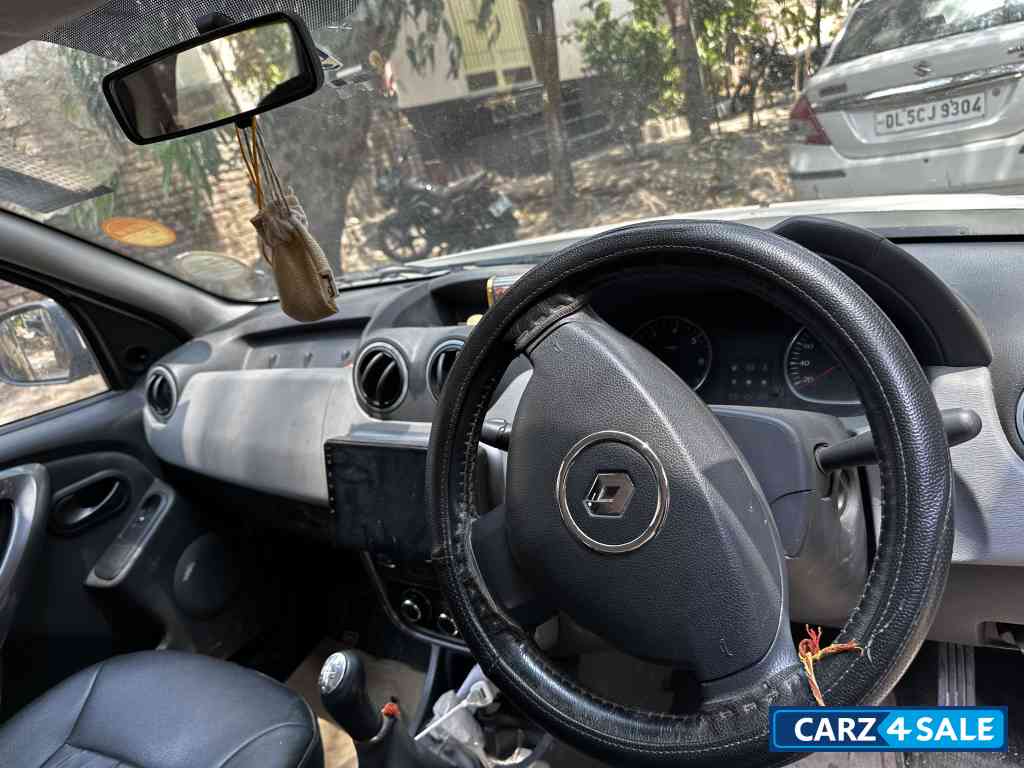 White Renault Duster rxe petrol