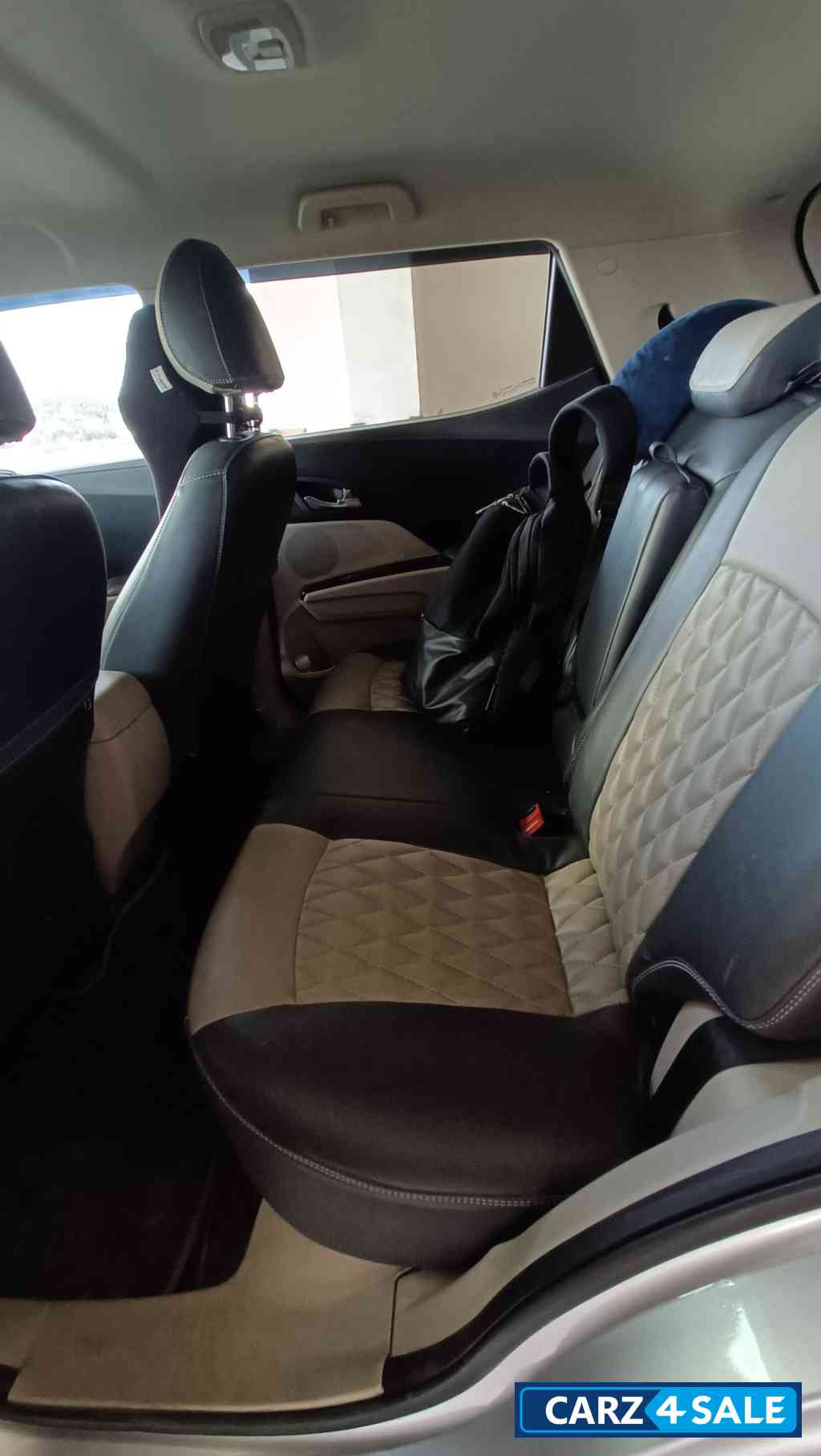 Dsat Silver Mahindra XUV300 W8  diesel