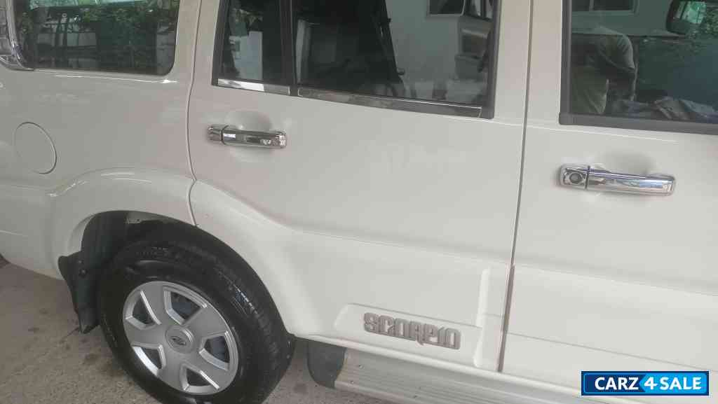 White Mahindra Scorpio S5