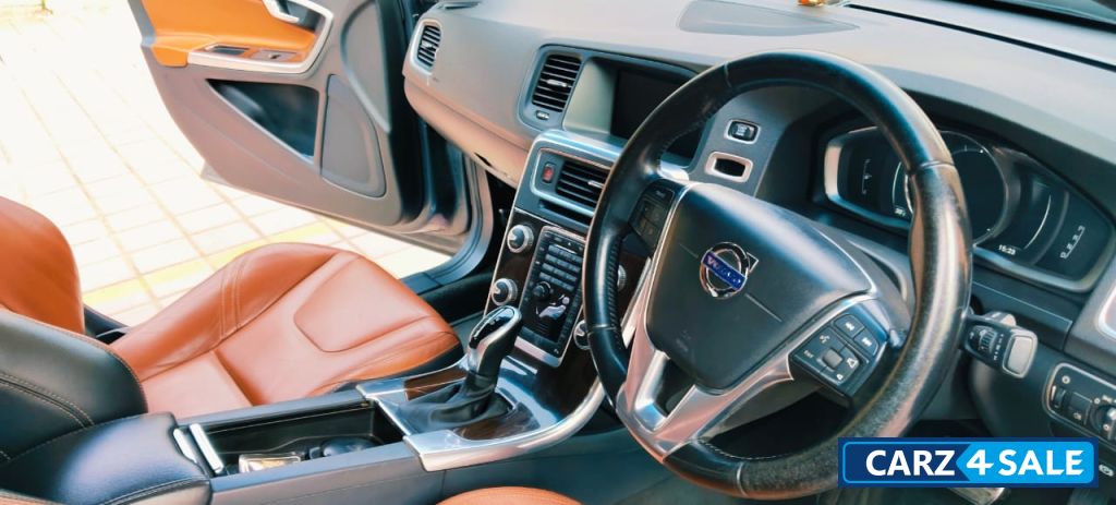 Silver Volvo S60 D4 MOMENTUM