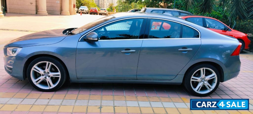 Silver Volvo S60 D4 MOMENTUM