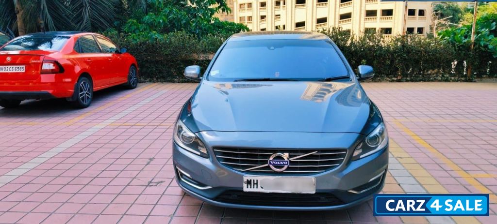 Silver Volvo S60 D4 MOMENTUM