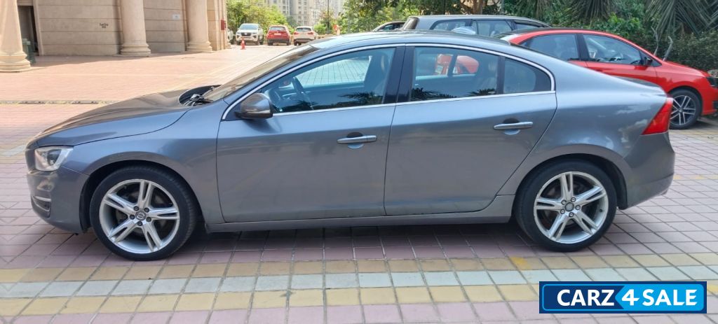 Silver Volvo S60 D4 MOMENTUM