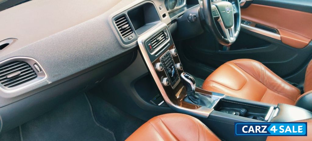 Silver Volvo S60 D4 MOMENTUM