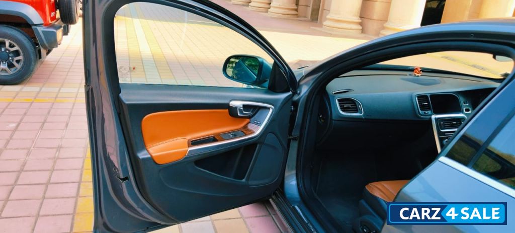 Silver Volvo S60 D4 MOMENTUM