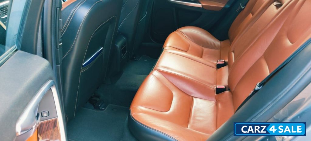 Silver Volvo S60 D4 MOMENTUM