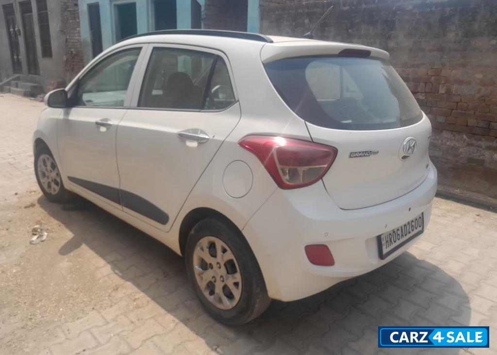 White Hyundai i10 Grand