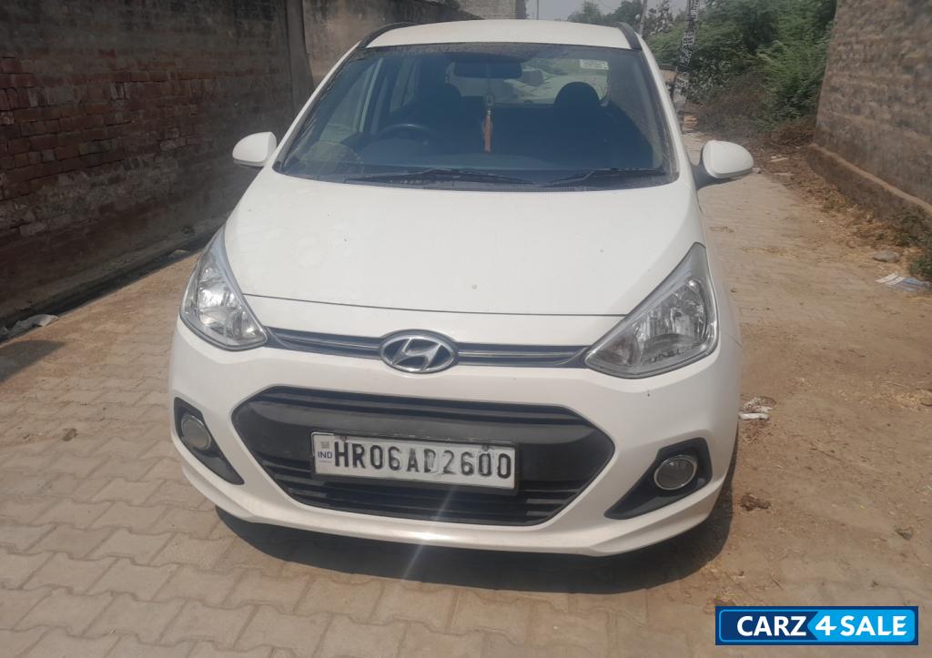White Hyundai i10 Grand
