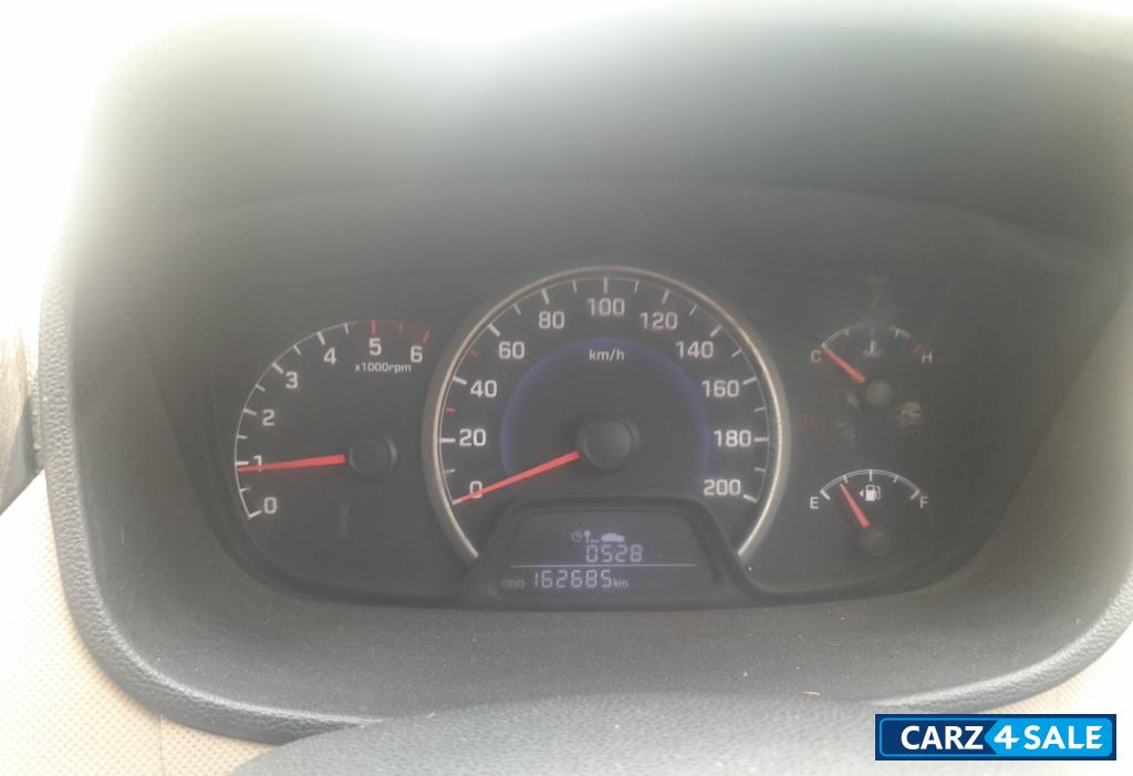 White Hyundai i10 Grand