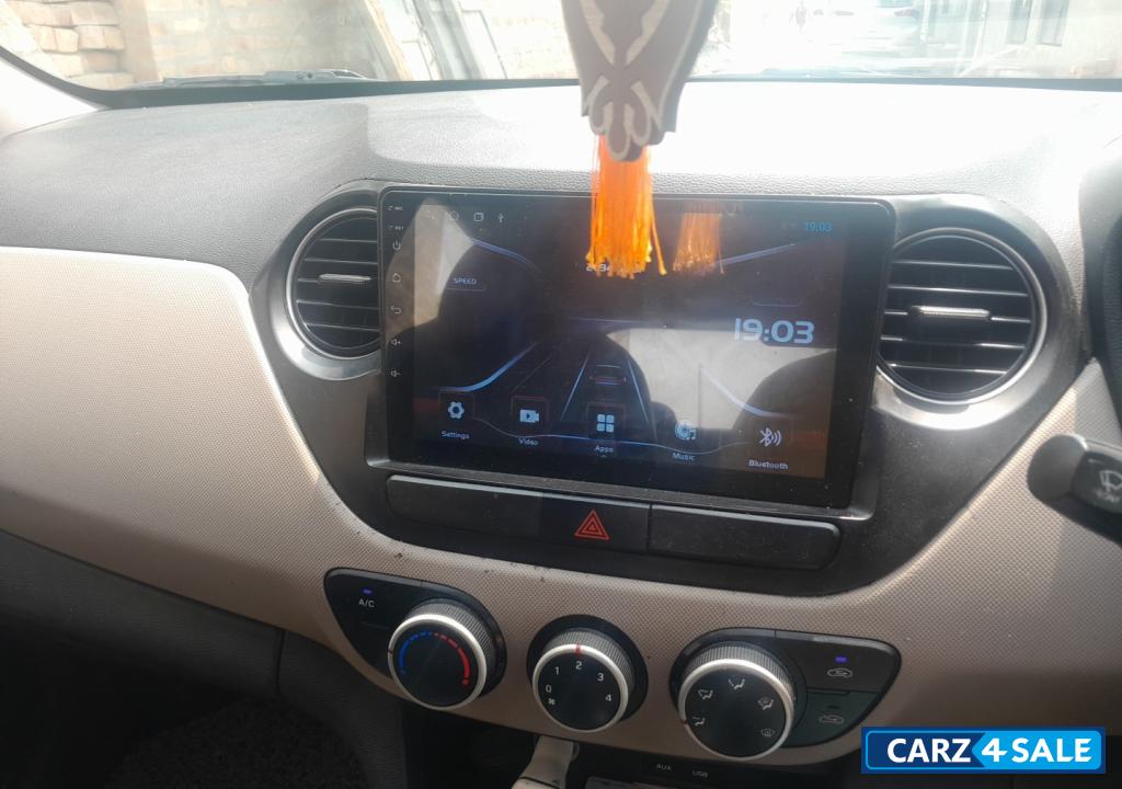 White Hyundai i10 Grand