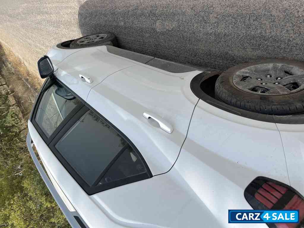 White Hyundai Venue S(0) 1.2 petrol