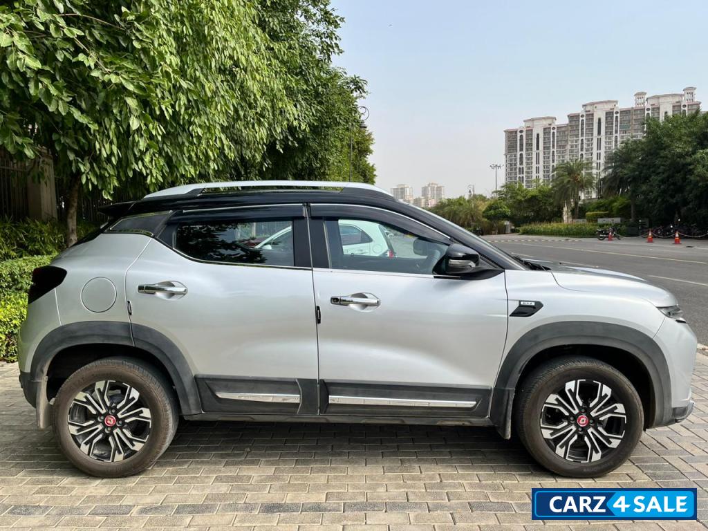 Dual-tone: Grey Body, Black Ro Renault Kiger RXZ Turbo CVT 1.0 Dual Tone Automatic Top Model