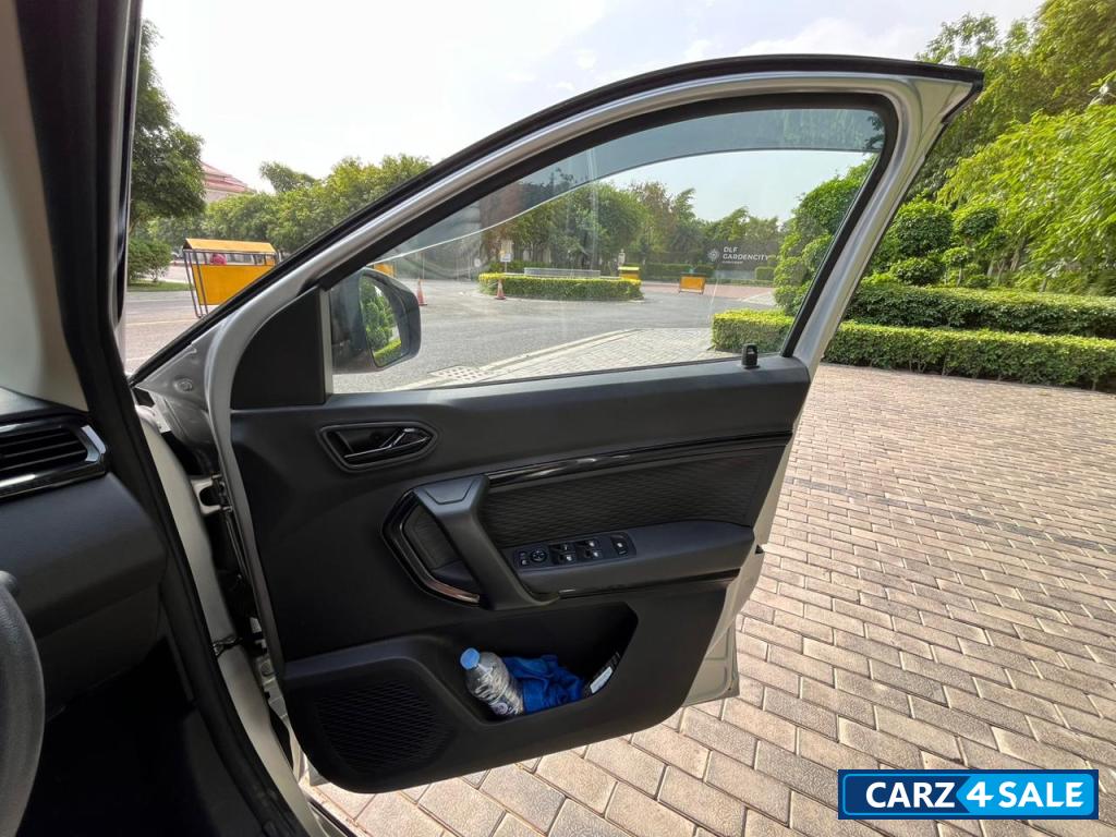 Dual-tone: Grey Body, Black Ro Renault Kiger RXZ Turbo CVT 1.0 Dual Tone Automatic Top Model