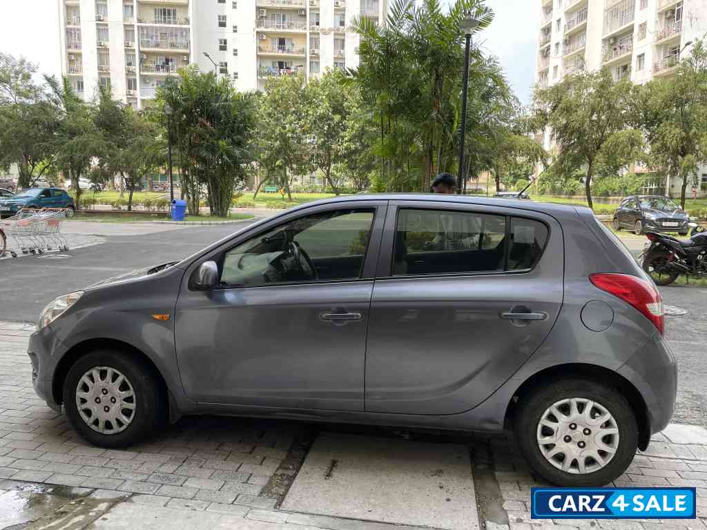 Dark Metallic Grey Hyundai i20 Magna