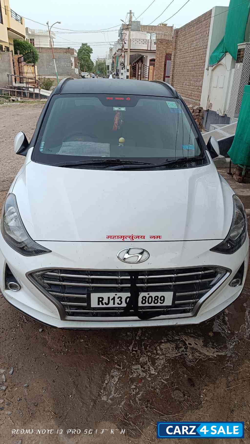 White Hyundai  Grand i 10 nios sports