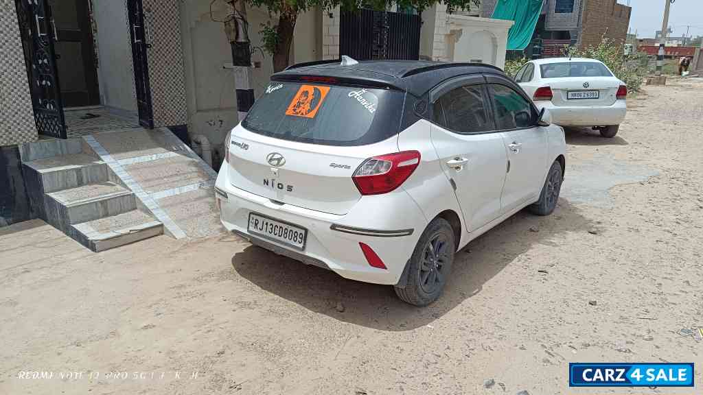 White Hyundai  Grand i 10 nios sports