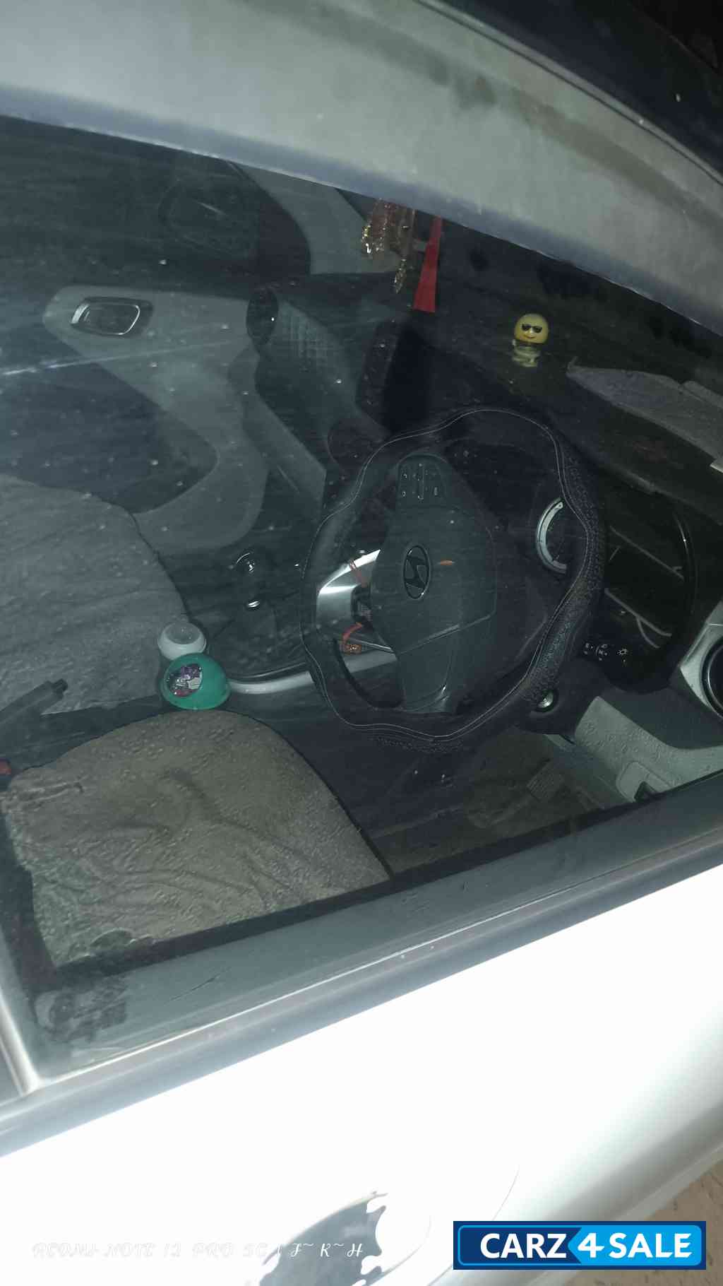 White Hyundai  Grand i 10 nios sports