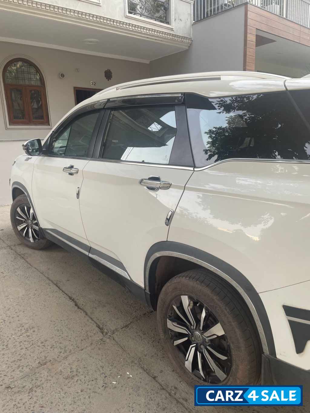 White MG Hector HYBRID