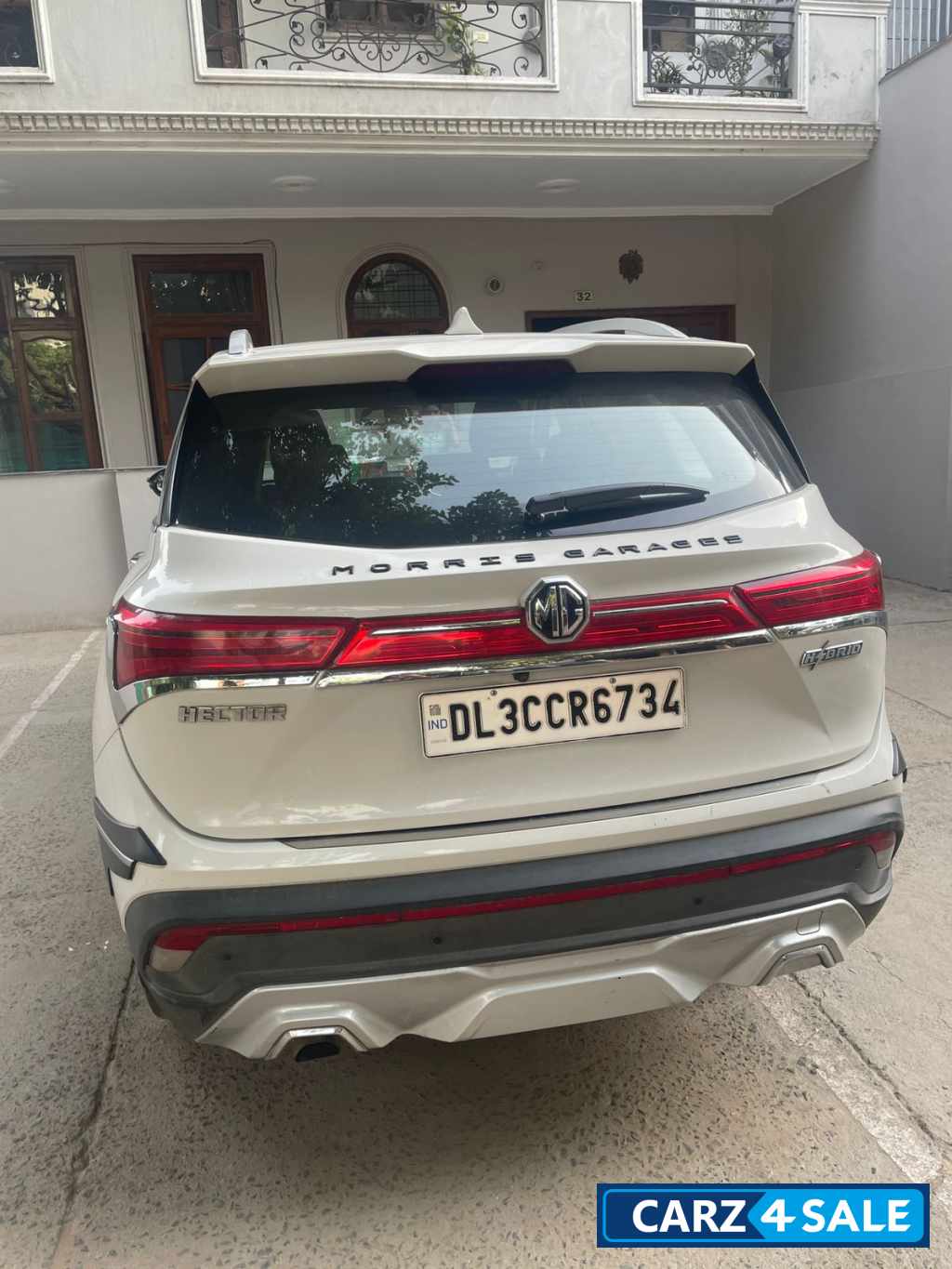 White MG Hector HYBRID