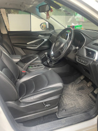 White MG Hector HYBRID