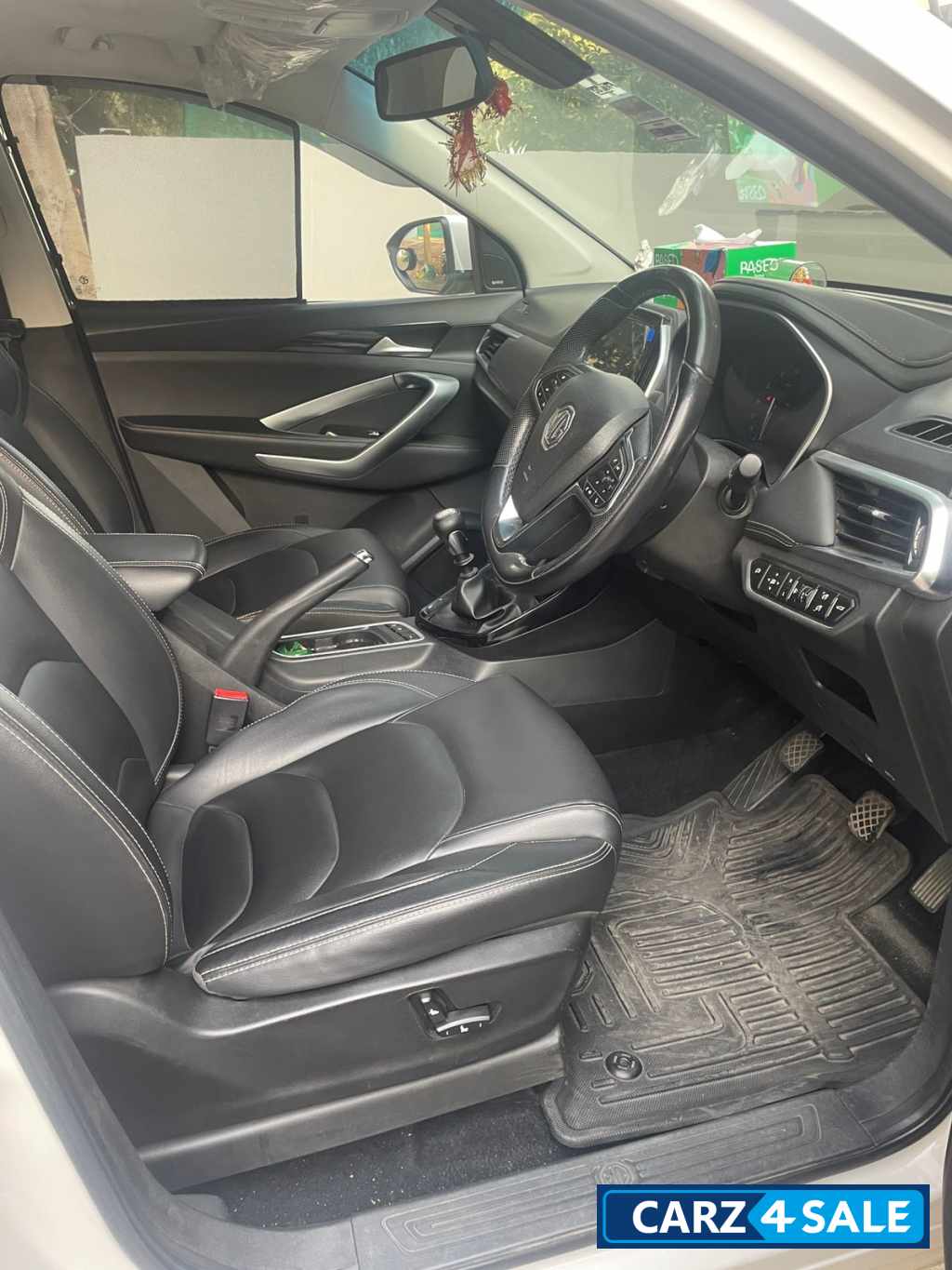 White MG Hector HYBRID