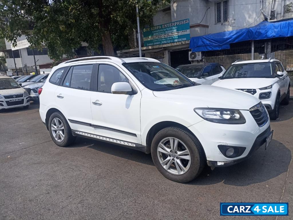 White Hyundai Santa Fe crdi 2 x 2 M.T White Hyundai Santa Fe crdi 2 x 2 M.T