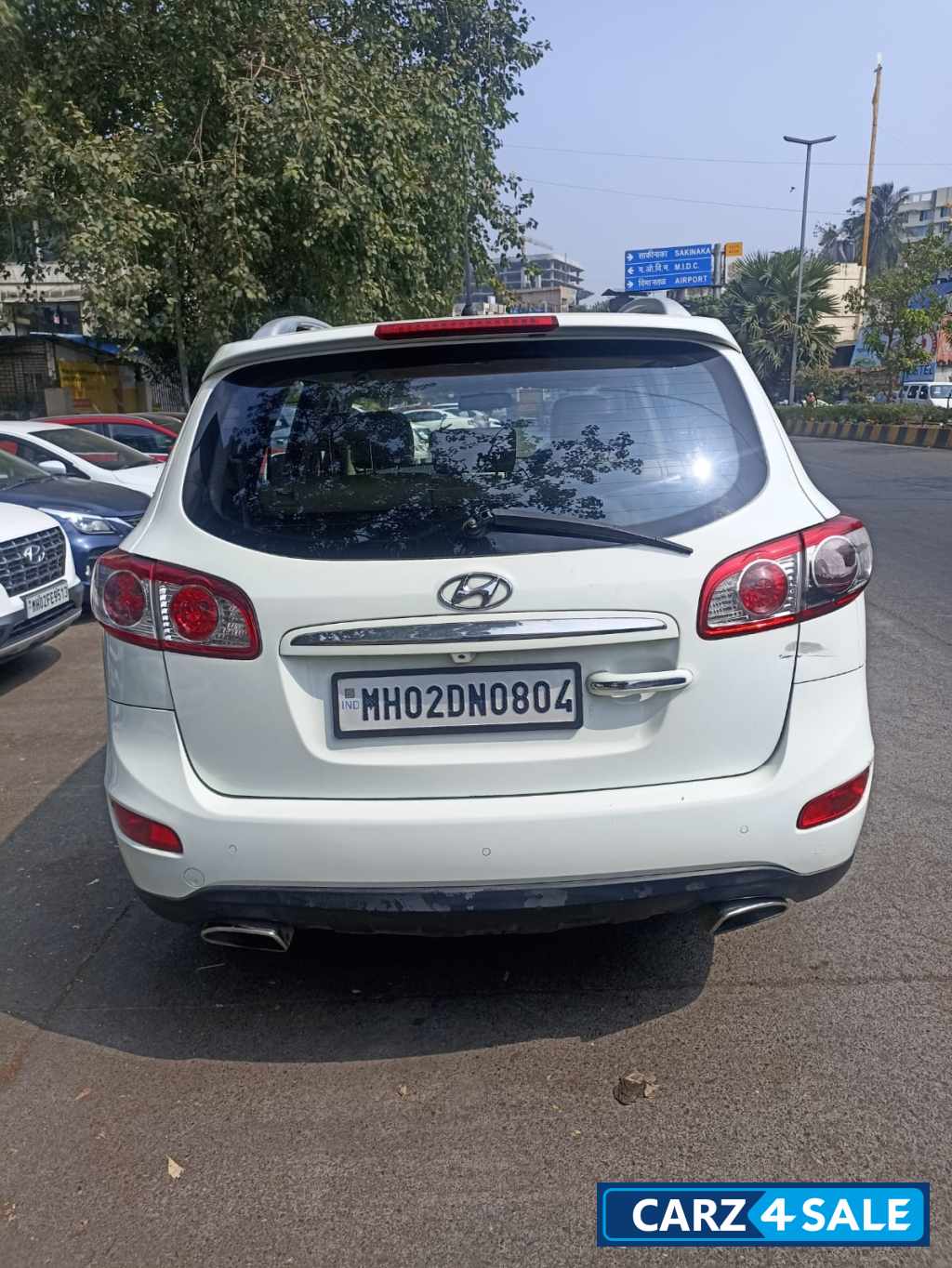 White Hyundai Santa Fe crdi 2 x 2 M.T White Hyundai Santa Fe crdi 2 x 2 M.T