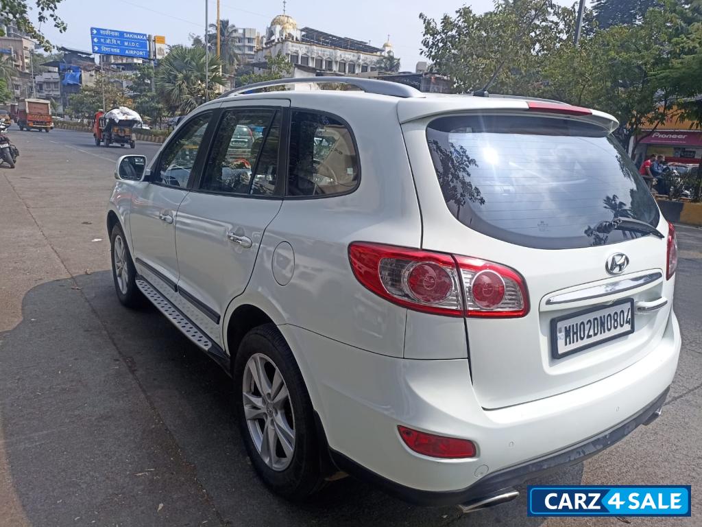 White Hyundai Santa Fe crdi 2 x 2 M.T White Hyundai Santa Fe crdi 2 x 2 M.T