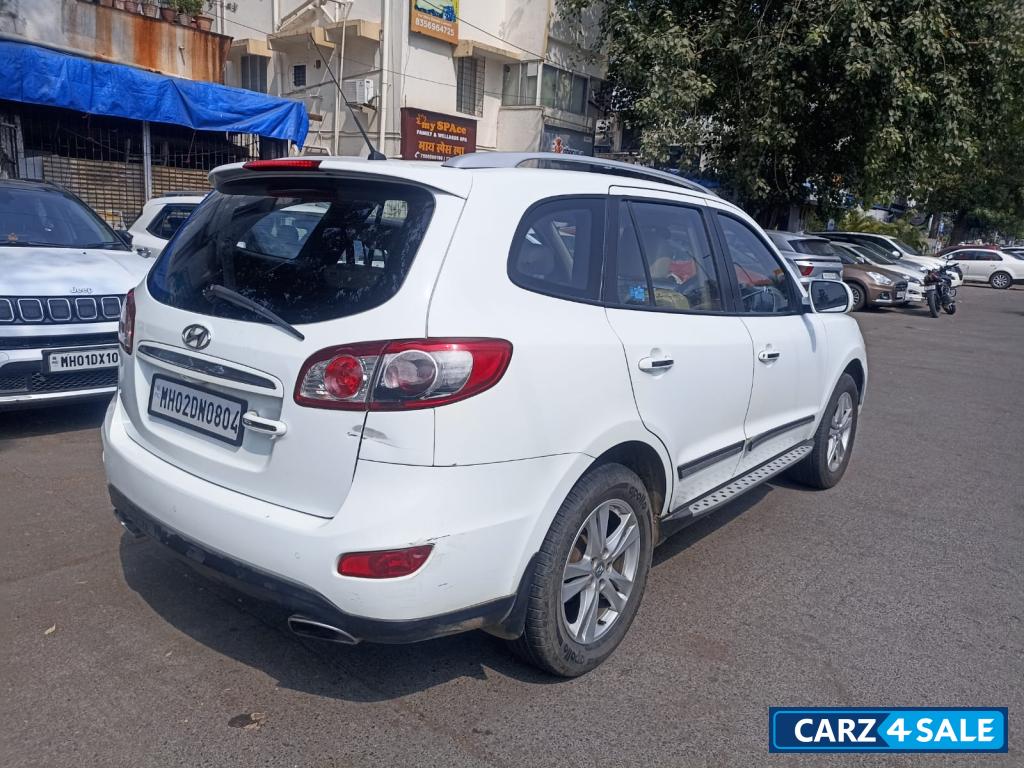 White Hyundai Santa Fe crdi 2 x 2 M.T White Hyundai Santa Fe crdi 2 x 2 M.T