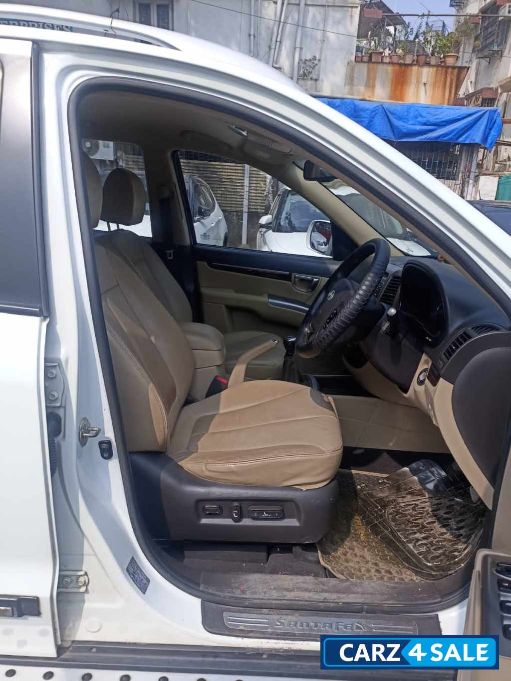 White Hyundai Santa Fe crdi 2 x 2 M.T White Hyundai Santa Fe crdi 2 x 2 M.T