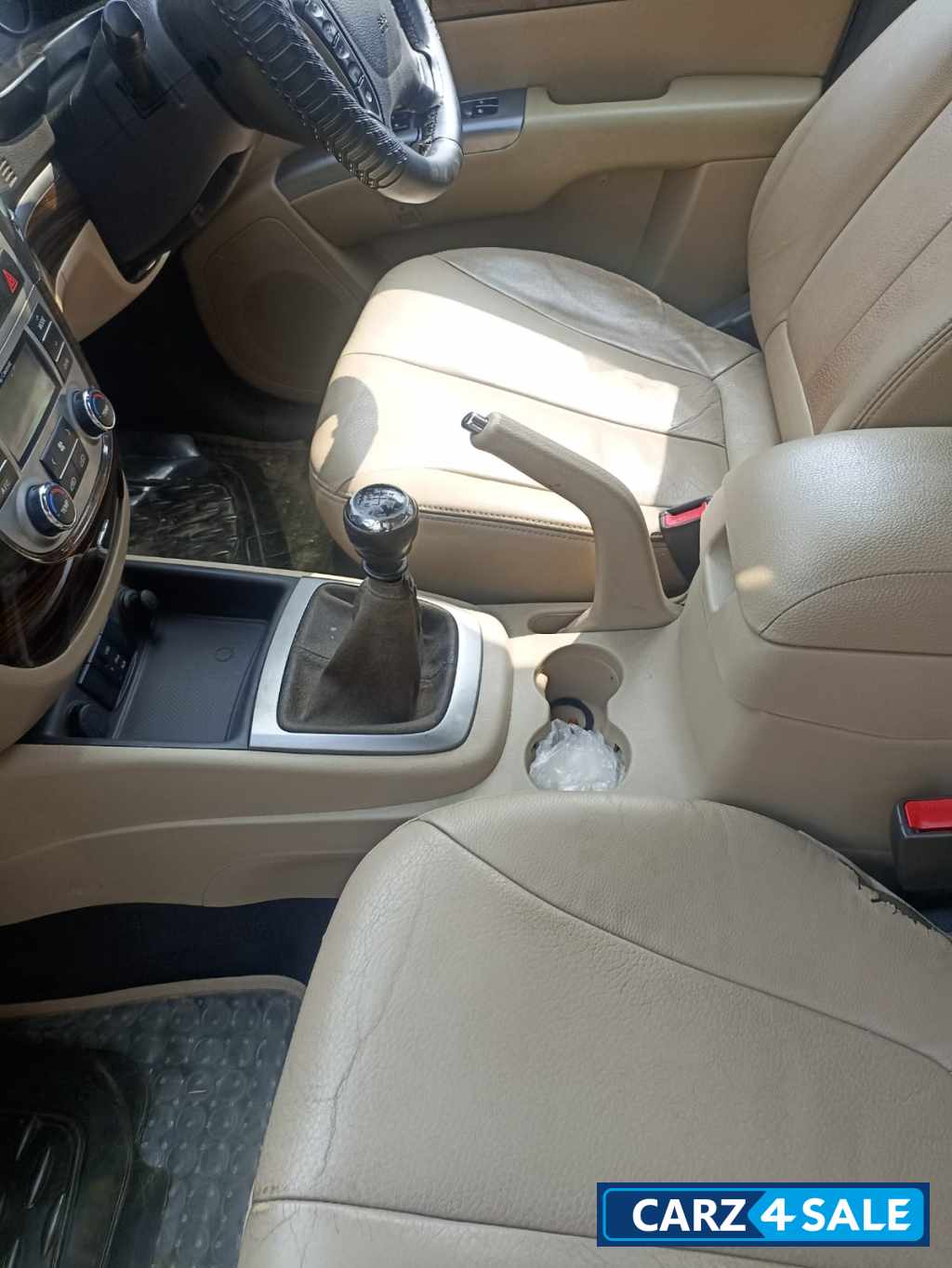 White Hyundai Santa Fe crdi 2 x 2 M.T White Hyundai Santa Fe crdi 2 x 2 M.T