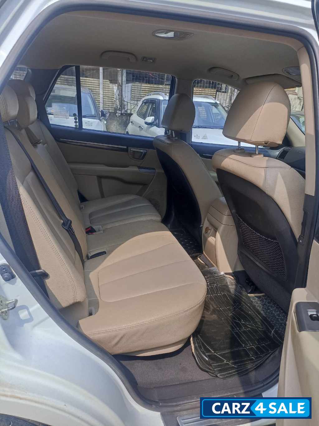 White Hyundai Santa Fe crdi 2 x 2 M.T White Hyundai Santa Fe crdi 2 x 2 M.T