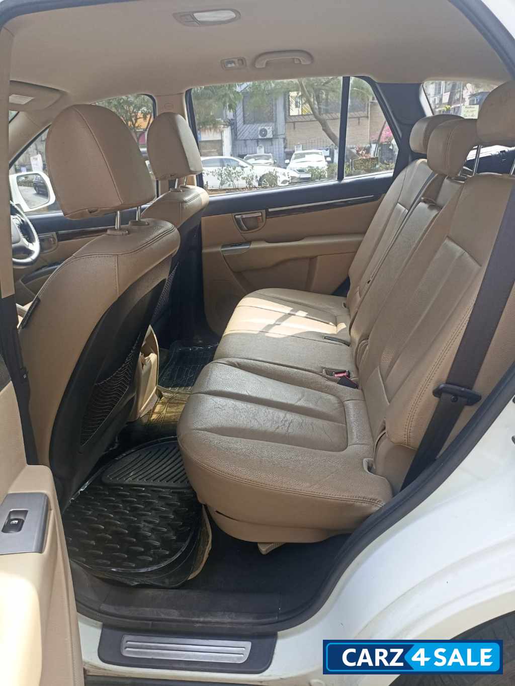 White Hyundai Santa Fe crdi 2 x 2 M.T White Hyundai Santa Fe crdi 2 x 2 M.T