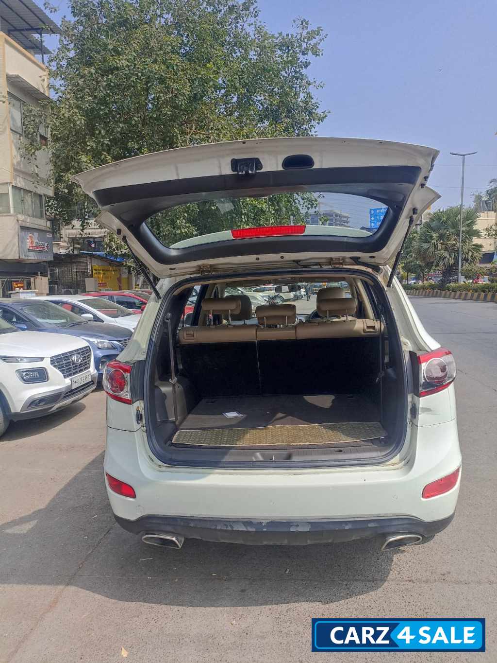 White Hyundai Santa Fe crdi 2 x 2 M.T White Hyundai Santa Fe crdi 2 x 2 M.T