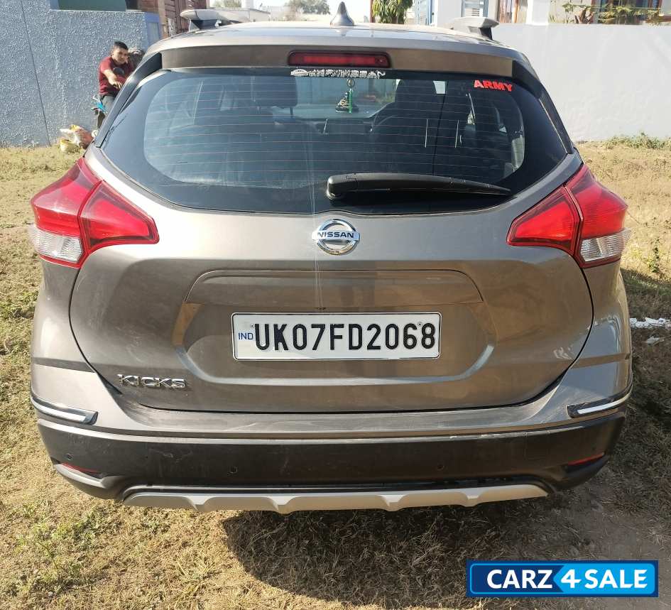 Grey Nissan Kicks 2022