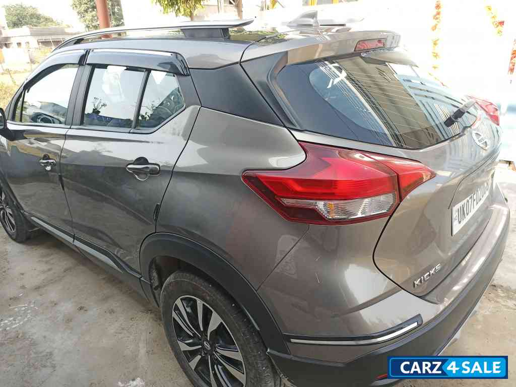 Grey Nissan Kicks 2022 Grey Nissan Kicks 2022