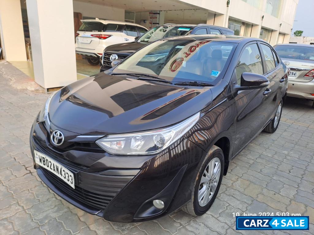 Phantom Brown Toyota Yaris V MT