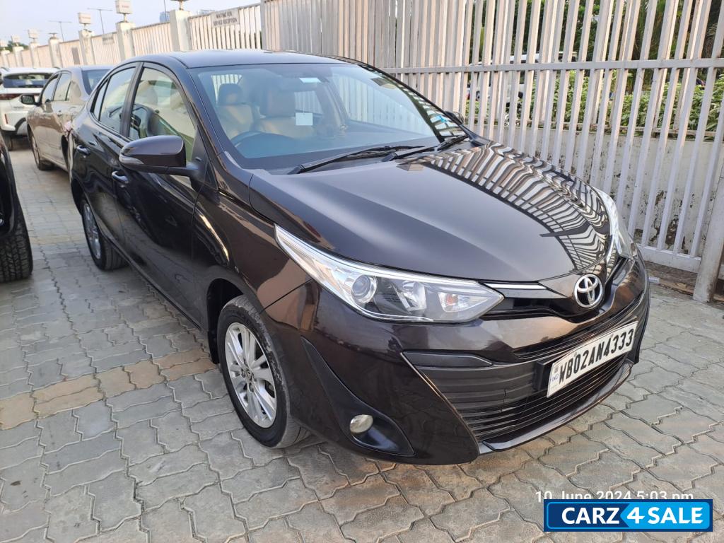 Phantom Brown Toyota Yaris V MT