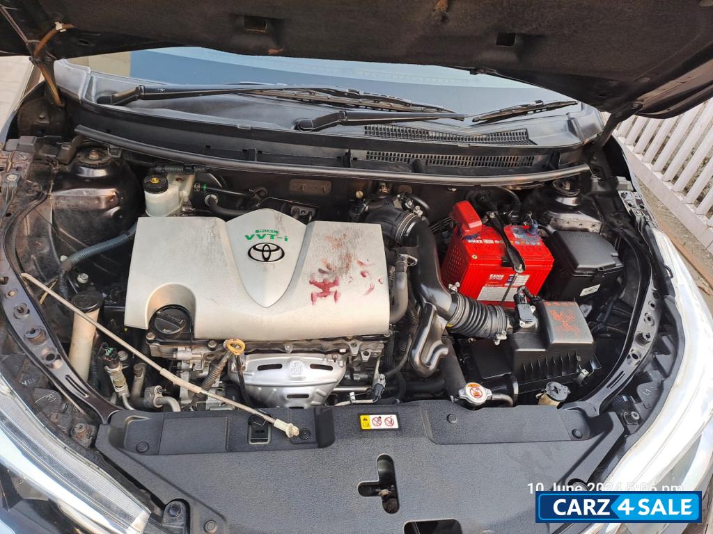 Phantom Brown Toyota Yaris V MT