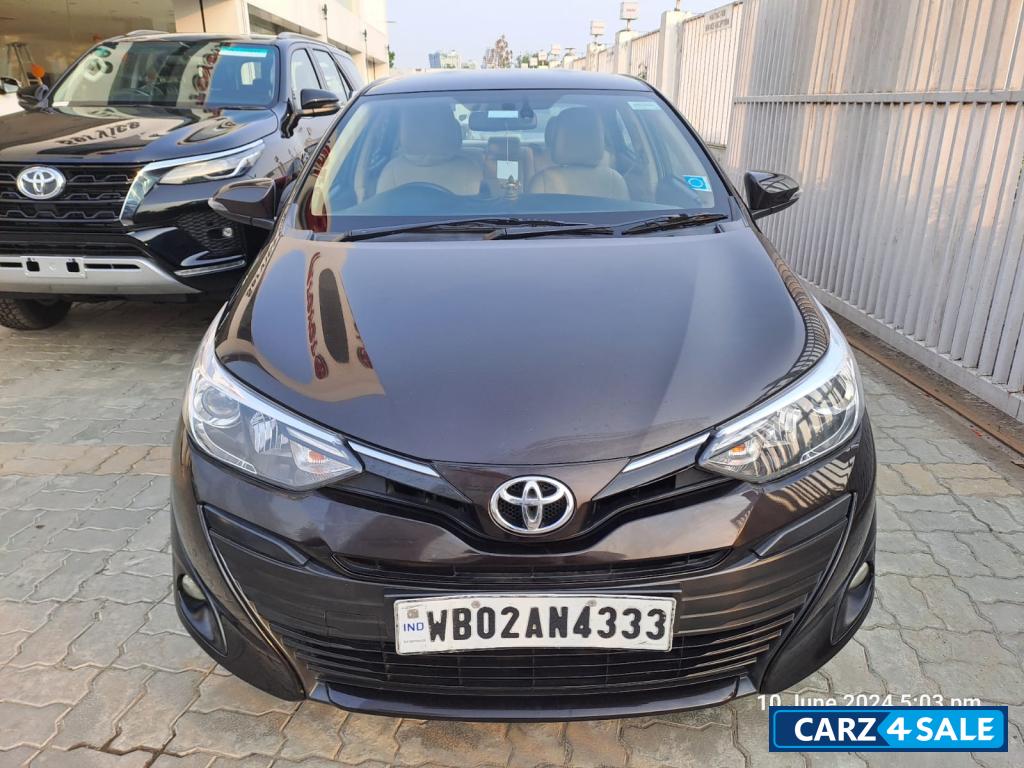 Phantom Brown Toyota Yaris V MT