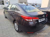 Phantom Brown Toyota Yaris V MT