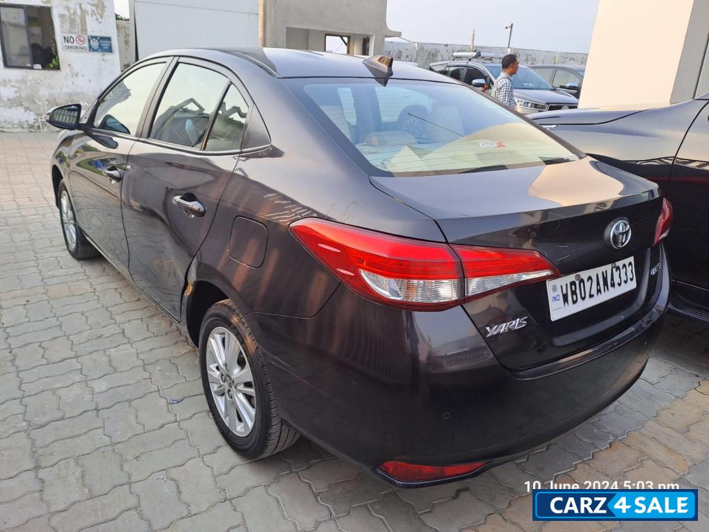 Phantom Brown Toyota Yaris V MT