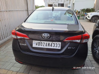 Phantom Brown Toyota Yaris V MT