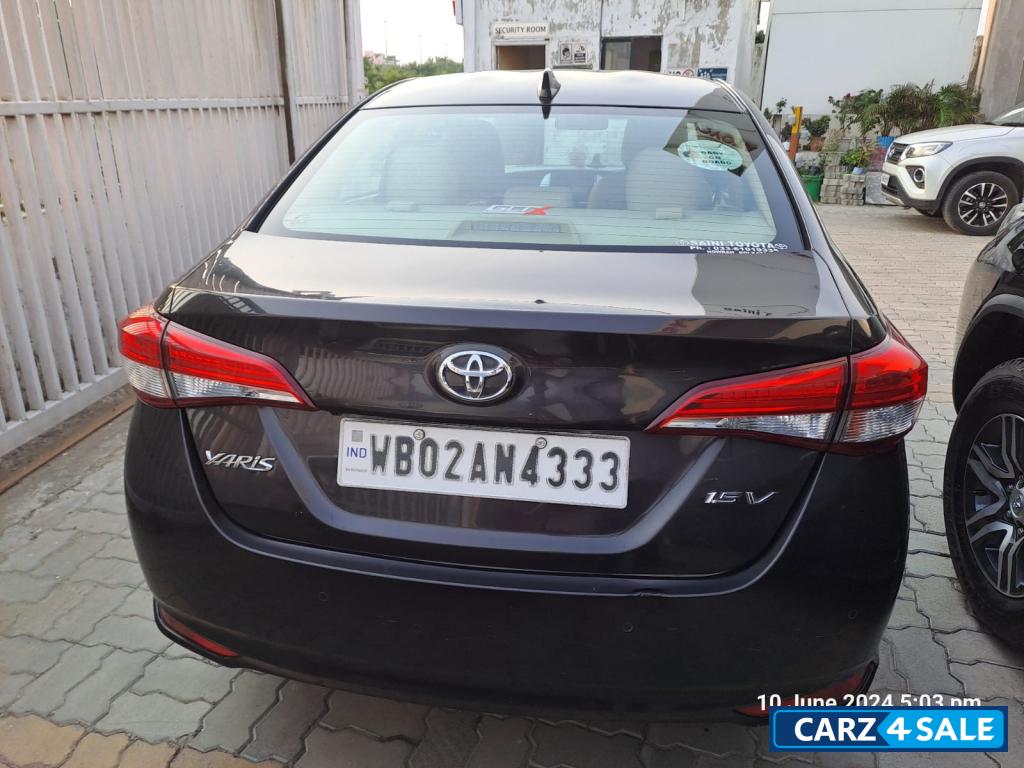 Phantom Brown Toyota Yaris V MT