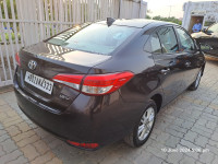 Phantom Brown Toyota Yaris V MT