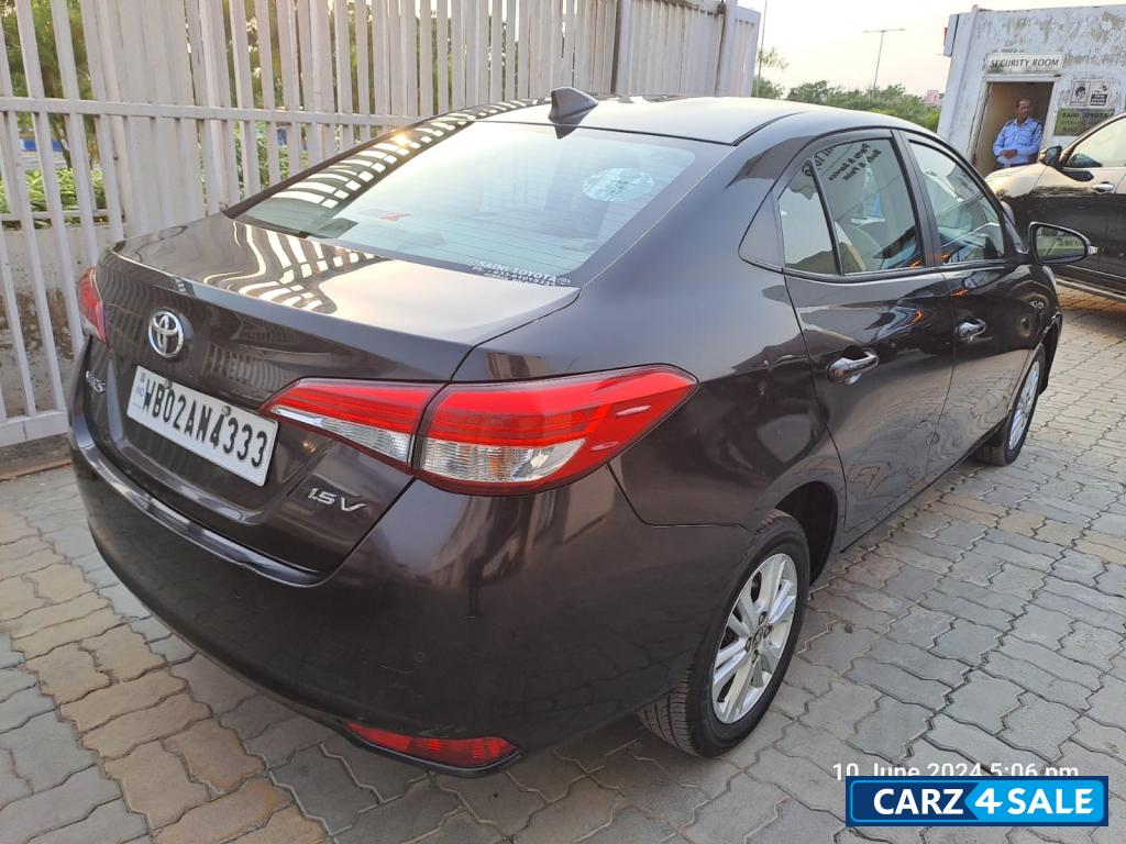 Phantom Brown Toyota Yaris V MT