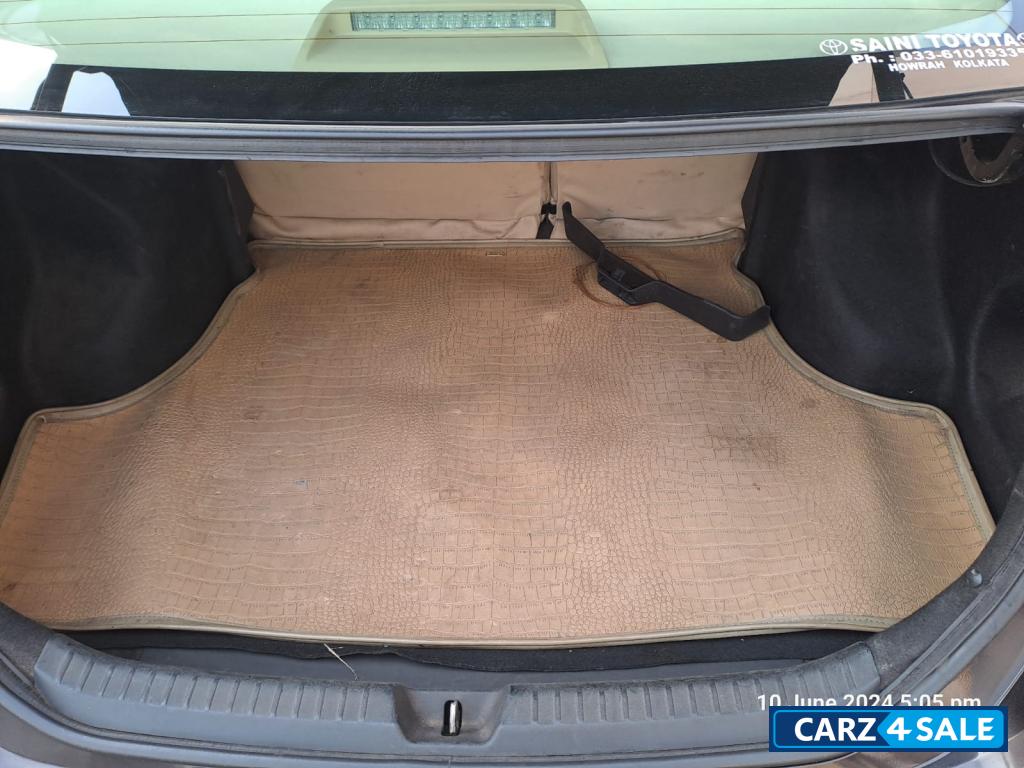 Phantom Brown Toyota Yaris V MT