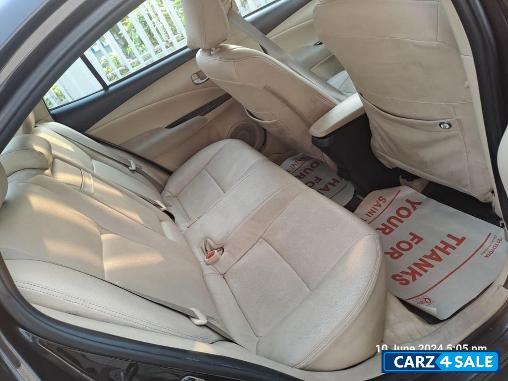 Phantom Brown Toyota Yaris V MT