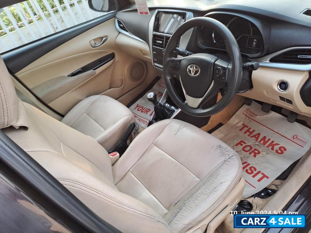 Phantom Brown Toyota Yaris V MT