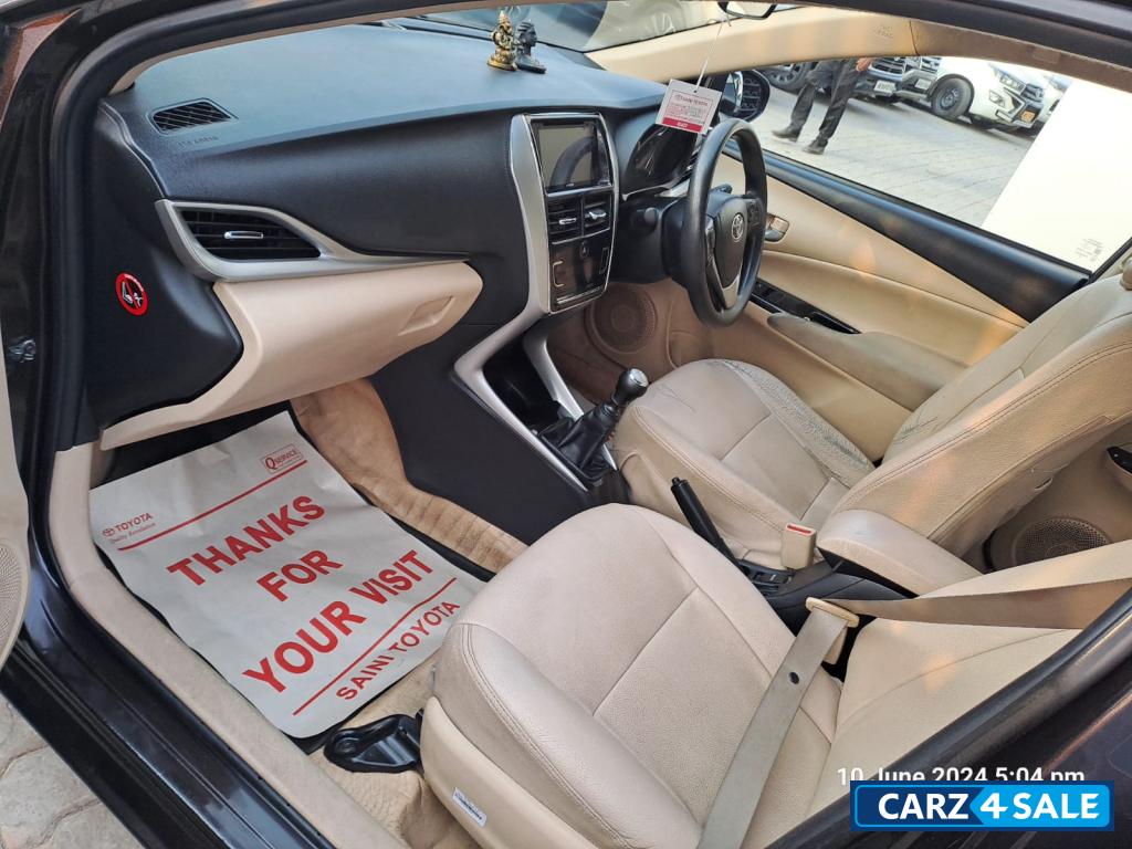 Phantom Brown Toyota Yaris V MT